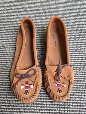 Minnetonka Tan Suede Beaded Thunderbird Moccasins
